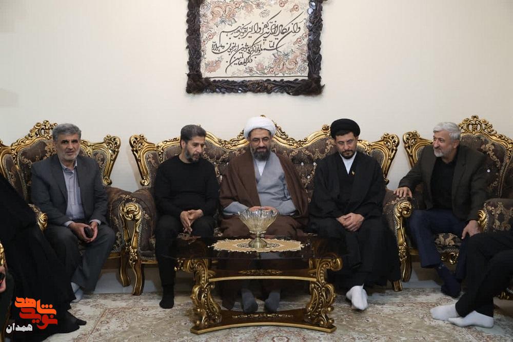 امام جمعه همدان با خانواده شهدای تویسرکان دیدار کرد