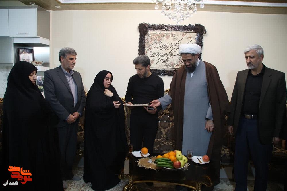 امام جمعه همدان با خانواده شهدای تویسرکان دیدار کرد