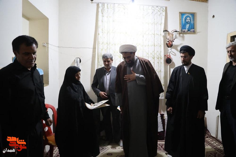 امام جمعه همدان با خانواده شهدای تویسرکان دیدار کرد