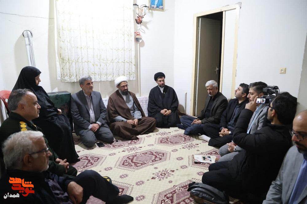 امام جمعه همدان با خانواده شهدای تویسرکان دیدار کرد
