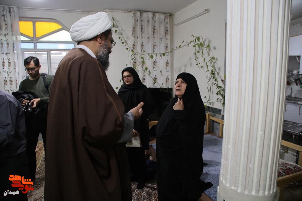 امام جمعه همدان با خانواده شهدای تویسرکان دیدار کرد