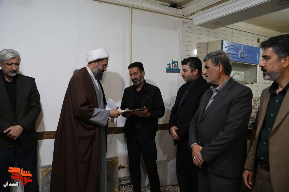 امام جمعه همدان با خانواده شهدای تویسرکان دیدار کرد
