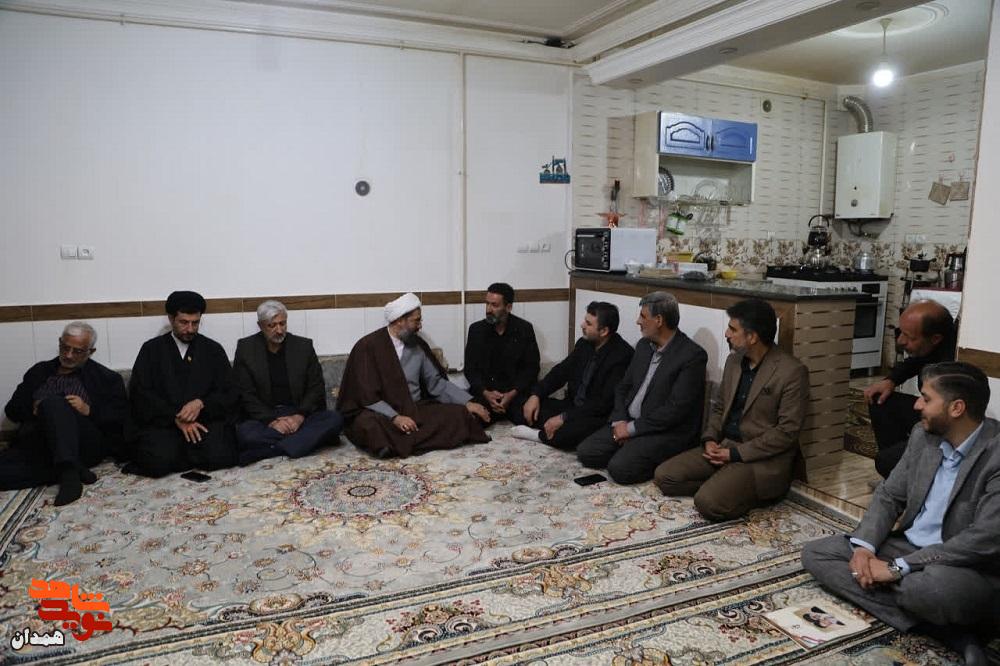 امام جمعه همدان با خانواده شهدای تویسرکان دیدار کرد