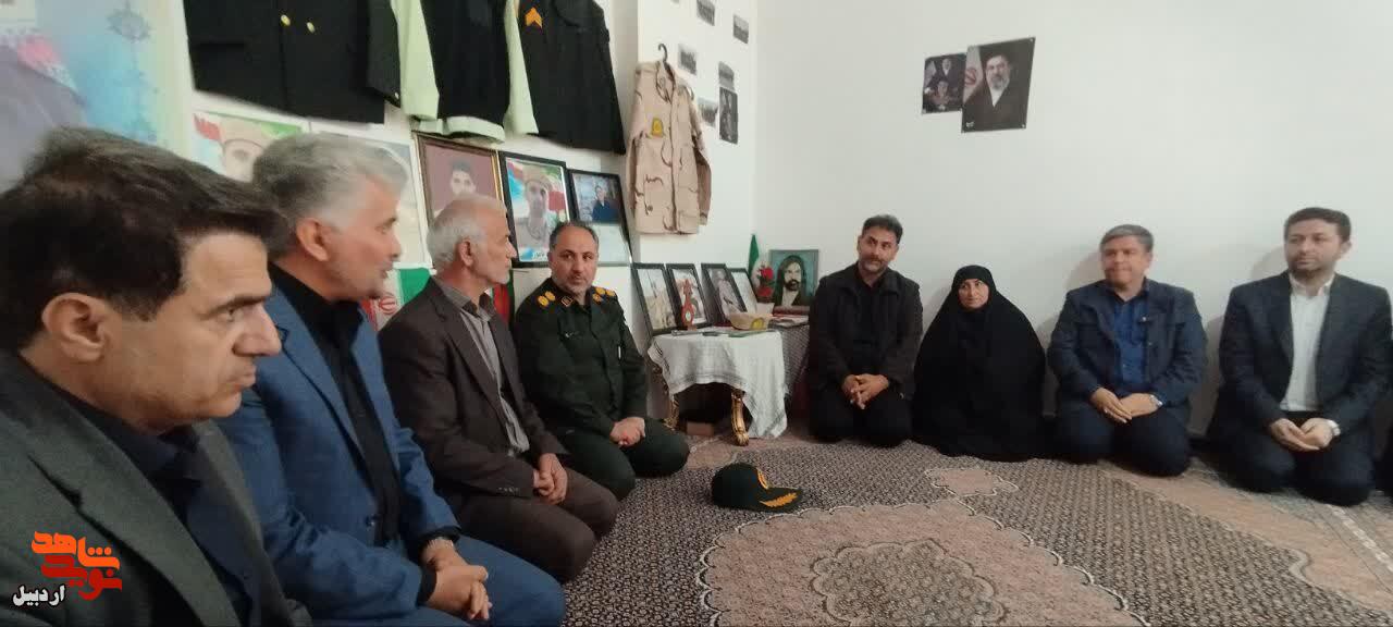 دیدار استاندار اردبیل با خانواده شهید «میلاد نامور» در شهرستان انگوت