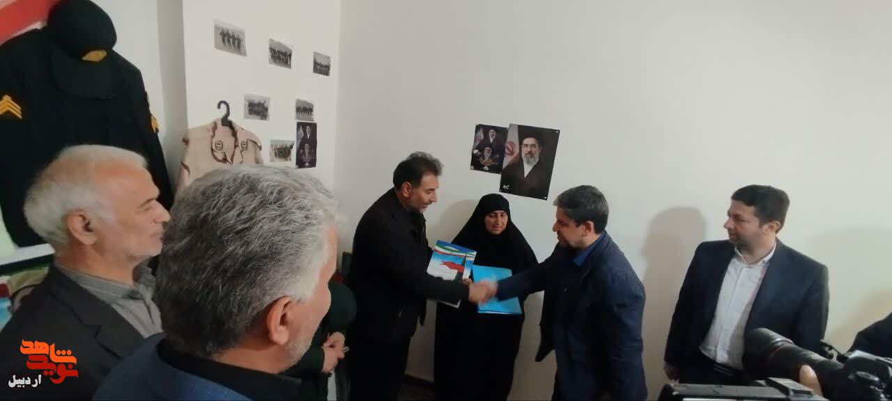 دیدار استاندار اردبیل با خانواده شهید «میلاد نامور» در شهرستان انگوت