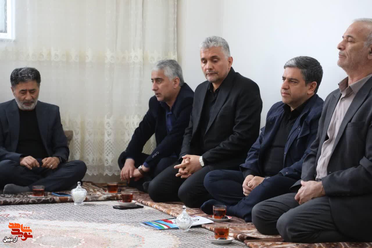 دیدار استاندار اردبیل با خانواده شهید«احمد لیالی مقدم نیاری»