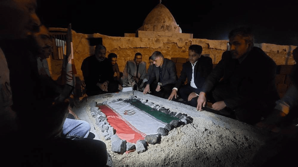 تقدیر از خانواده شهید عدنان آرمان در بستک تقدیر از خانواده شهید عدنان آرمان در بستک
