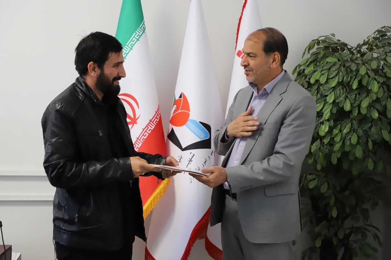 تجلیل از نویسنده کتاب «ستارههای غریب در اسارت» در استان مرکزی تجلیل از نویسنده کتاب «ستارههای غریب در اسارت» در استان مرکزی
