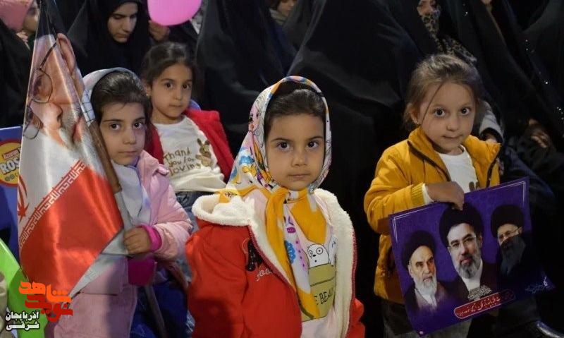پنجاهمین شب «حماسه خیابان» در عجبشیر با تجلیل از خانواده شهدا برگزار شد پنجاهمین شب «حماسه خیابان» در عجبشیر با تجلیل از خانواده شهدا برگزار شد