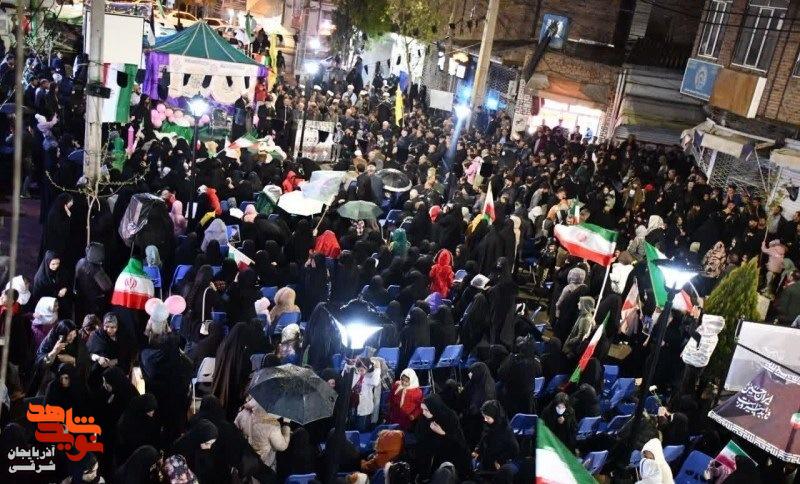 پنجاهمین شب «حماسه خیابان» در عجبشیر با تجلیل از خانواده شهدا برگزار شد پنجاهمین شب «حماسه خیابان» در عجبشیر با تجلیل از خانواده شهدا برگزار شد