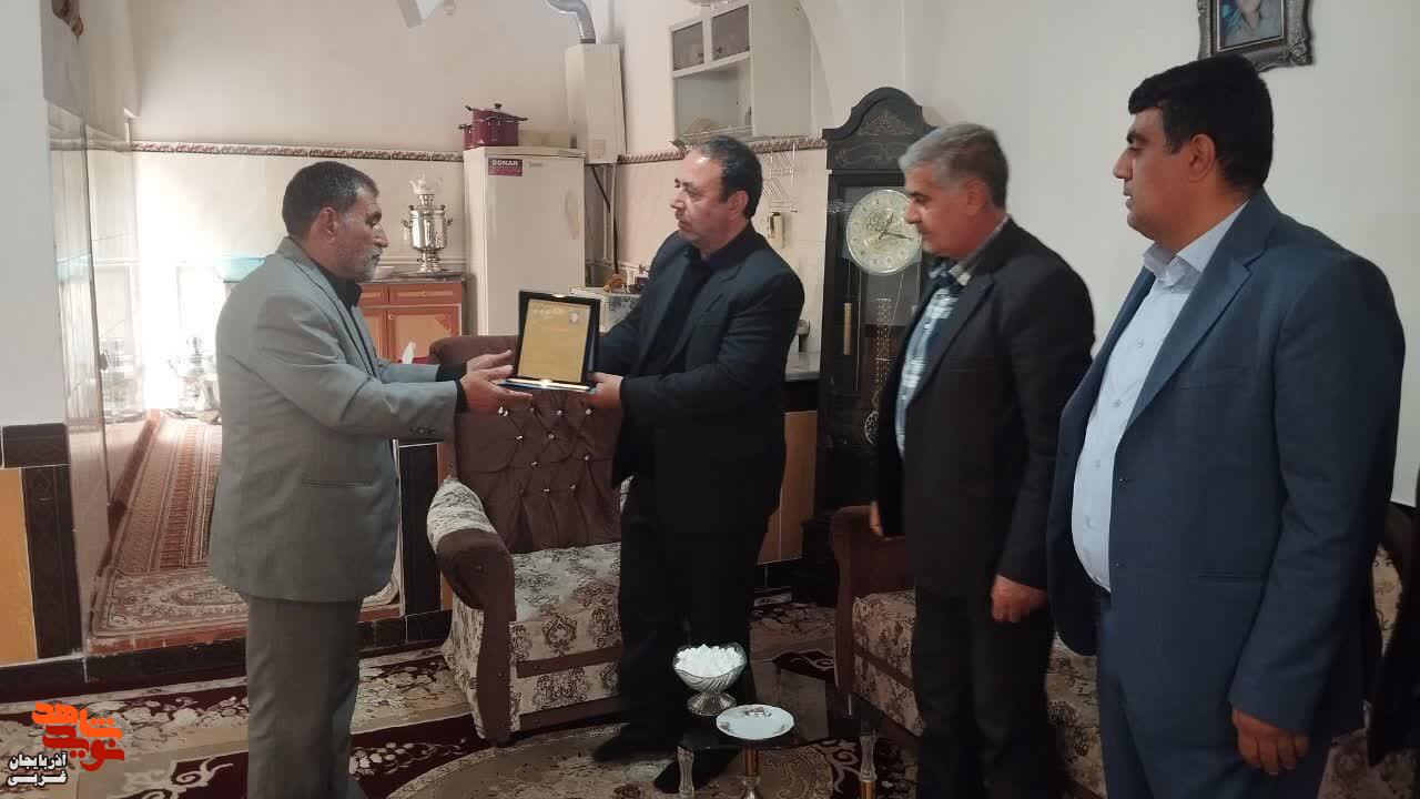 دیدار مدیرکل بنیاد شهید آذربایجان غربی با خانواده‌های ۹ شهید جنگ تحمیلی سوم در شهرستان شاهین‌دژ