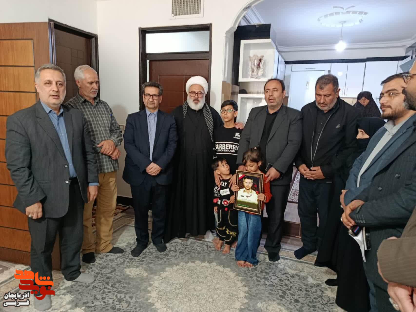 تجلیل مهندس جلیلی مدیرکل بنیاد شهید و امورایثارگران آذربایجان غربی از فرزند شهدا در میاندوآب تجلیل مهندس جلیلی مدیرکل بنیاد شهید و امورایثارگران آذربایجان غربی از فرزند شهدا در میاندوآب