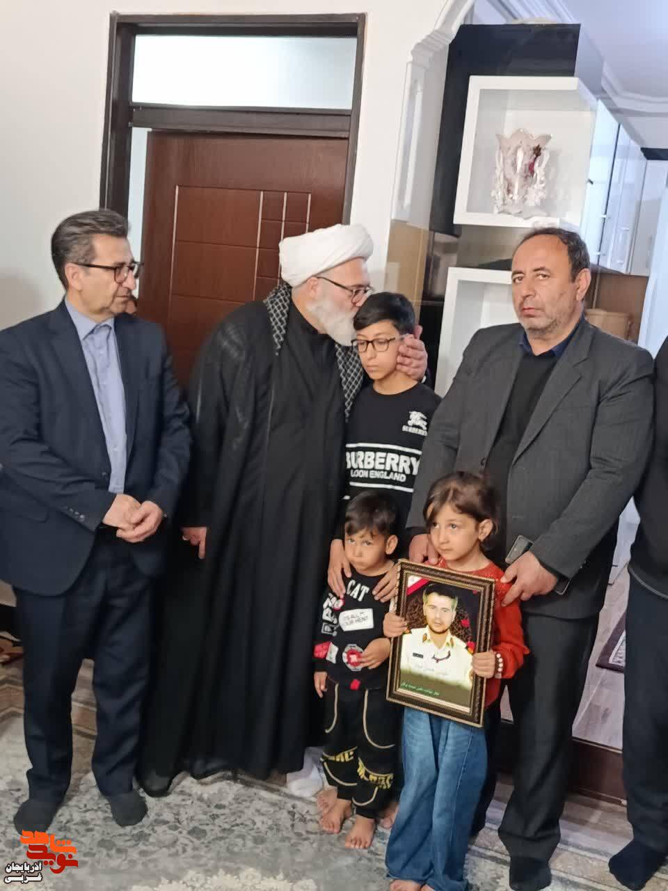 تجلیل مهندس جلیلی مدیرکل بنیاد شهید و امورایثارگران آذربایجان غربی از فرزند شهدا در میاندوآب تجلیل مهندس جلیلی مدیرکل بنیاد شهید و امورایثارگران آذربایجان غربی از فرزند شهدا در میاندوآب