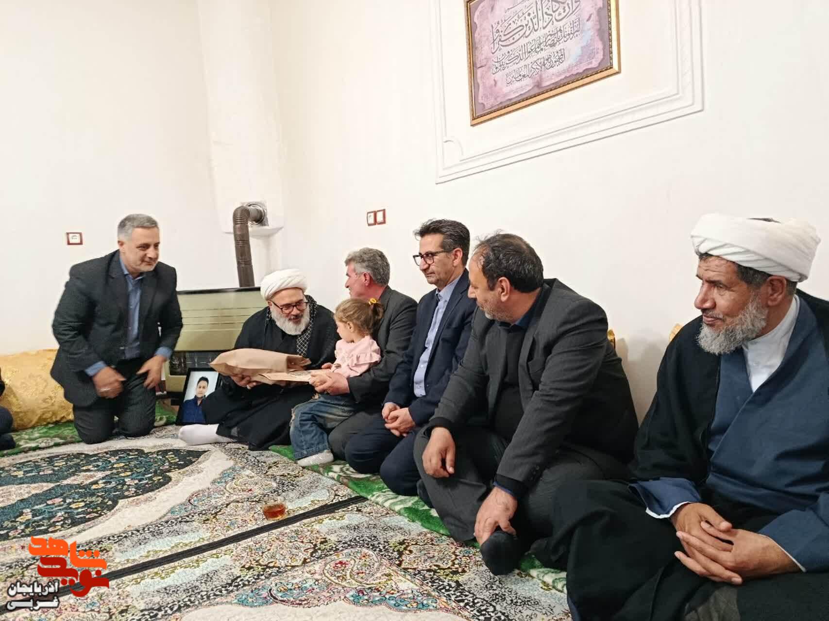 تجلیل مهندس جلیلی مدیرکل بنیاد شهید و امورایثارگران آذربایجان غربی از فرزند شهدا در میاندوآب تجلیل مهندس جلیلی مدیرکل بنیاد شهید و امورایثارگران آذربایجان غربی از فرزند شهدا در میاندوآب