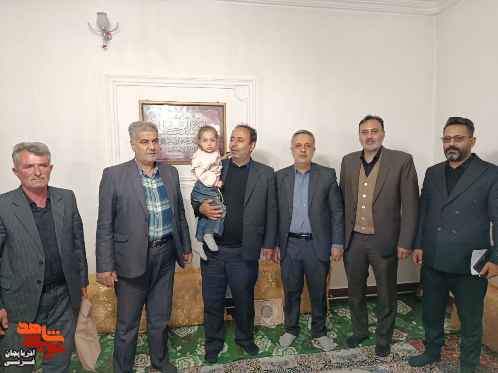تجلیل مهندس جلیلی مدیرکل بنیاد شهید و امورایثارگران آذربایجان غربی از فرزند شهدا در میاندوآب تجلیل مهندس جلیلی مدیرکل بنیاد شهید و امورایثارگران آذربایجان غربی از فرزند شهدا در میاندوآب