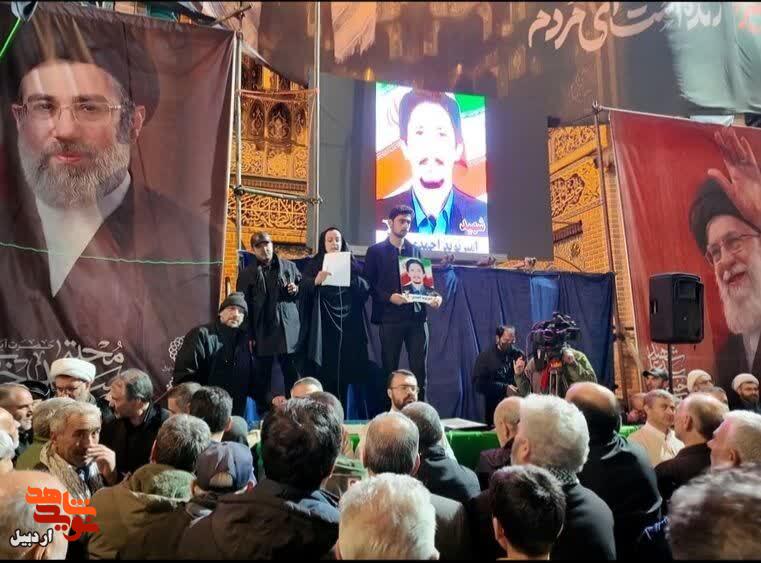 رجز خوانی حماسی همسر شهید «امیر نویداحمدی» در تجمع شبانه مردم اردبیل