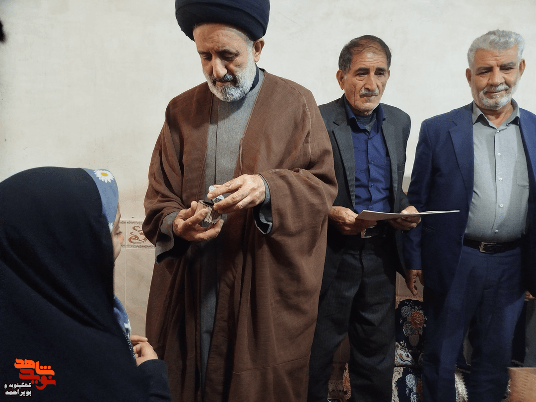 دیدار صمیمی نماینده ولیفقیه در بنیاد شهید با خانوادههای شهدای جنگ رمضان دیدار صمیمی نماینده ولیفقیه در بنیاد شهید با خانوادههای شهدای جنگ رمضان