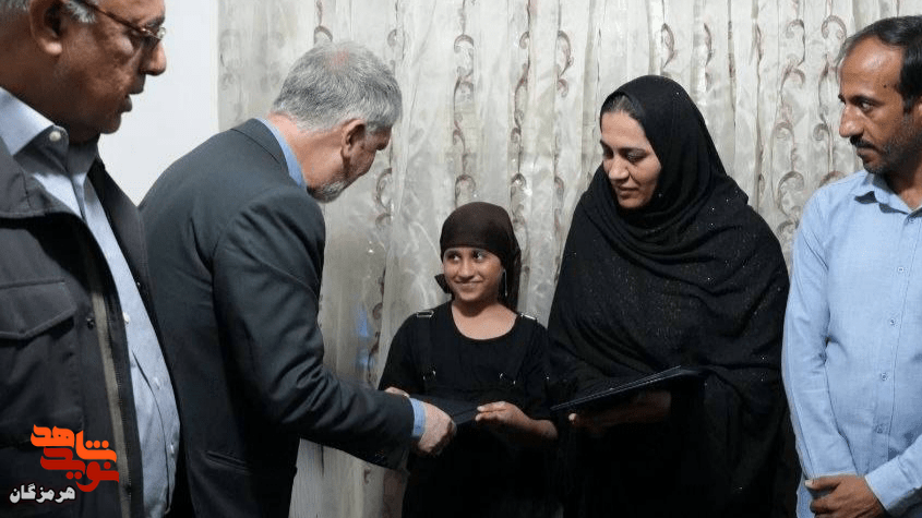 دیدار وزیر با دختربچه مینابی، که جنگ او را جانباز و خواهر شهید کرد دیدار وزیر با دختربچه مینابی، که جنگ او را جانباز و خواهر شهید کرد