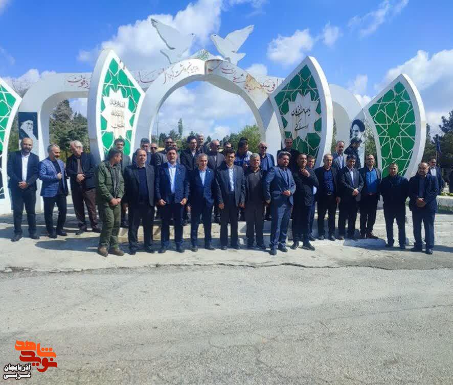 تجدید میثاق مدیرکل بنیاد شهید و امورایثارگران آذربایجان غربی و مسئولین استان با آرمانهای شهدا تجدید میثاق مدیرکل بنیاد شهید و امورایثارگران آذربایجان غربی و مسئولین استان با آرمانهای شهدا