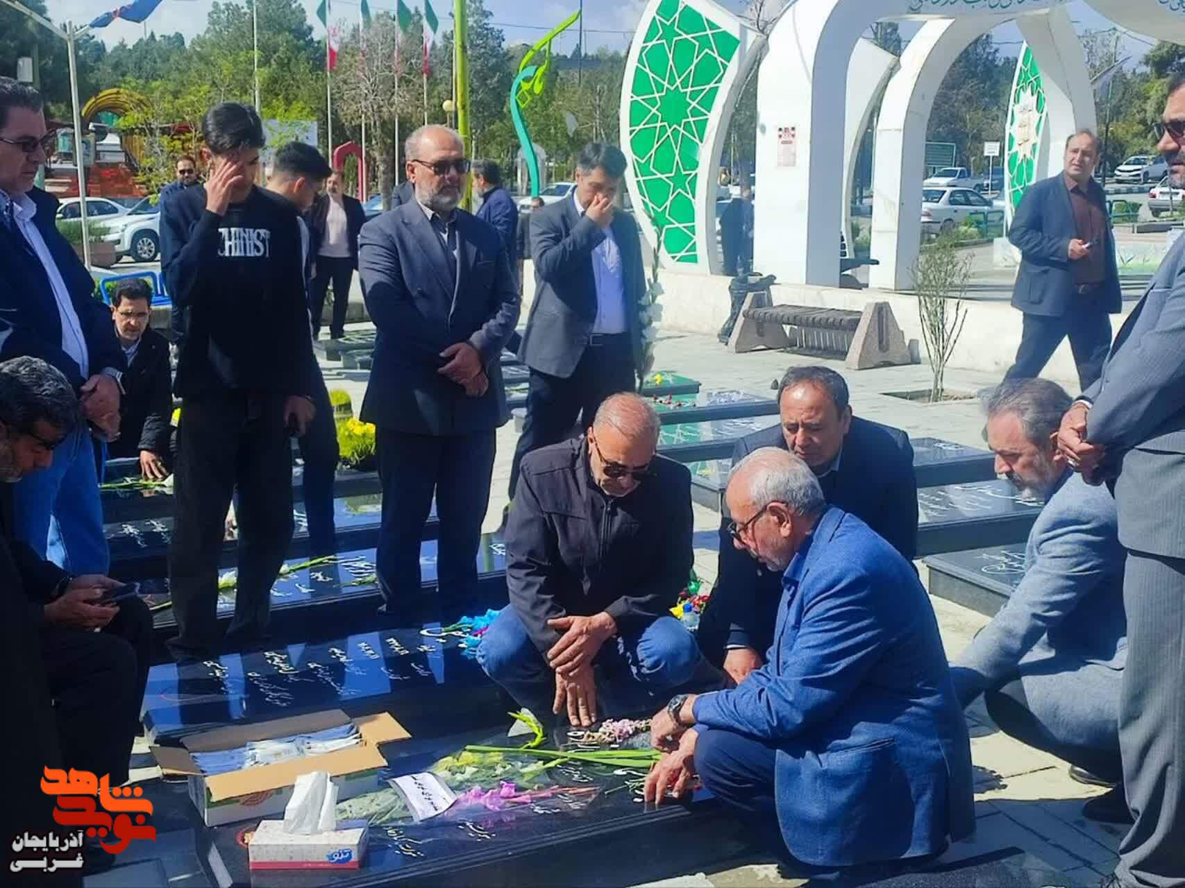تجدید میثاق مدیرکل بنیاد شهید و امورایثارگران آذربایجان غربی و مسئولین استان با آرمانهای شهدا تجدید میثاق مدیرکل بنیاد شهید و امورایثارگران آذربایجان غربی و مسئولین استان با آرمانهای شهدا