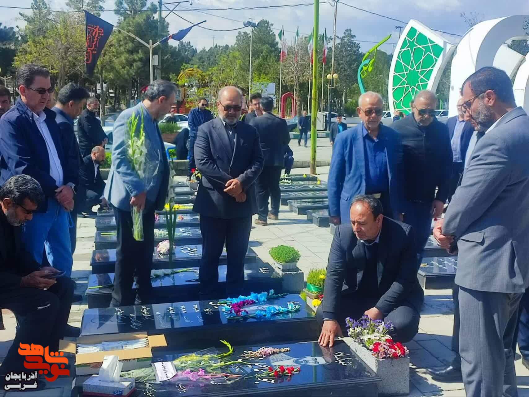 تجدید میثاق مدیرکل بنیاد شهید و امورایثارگران آذربایجان غربی و مسئولین استان با آرمانهای شهدا تجدید میثاق مدیرکل بنیاد شهید و امورایثارگران آذربایجان غربی و مسئولین استان با آرمانهای شهدا