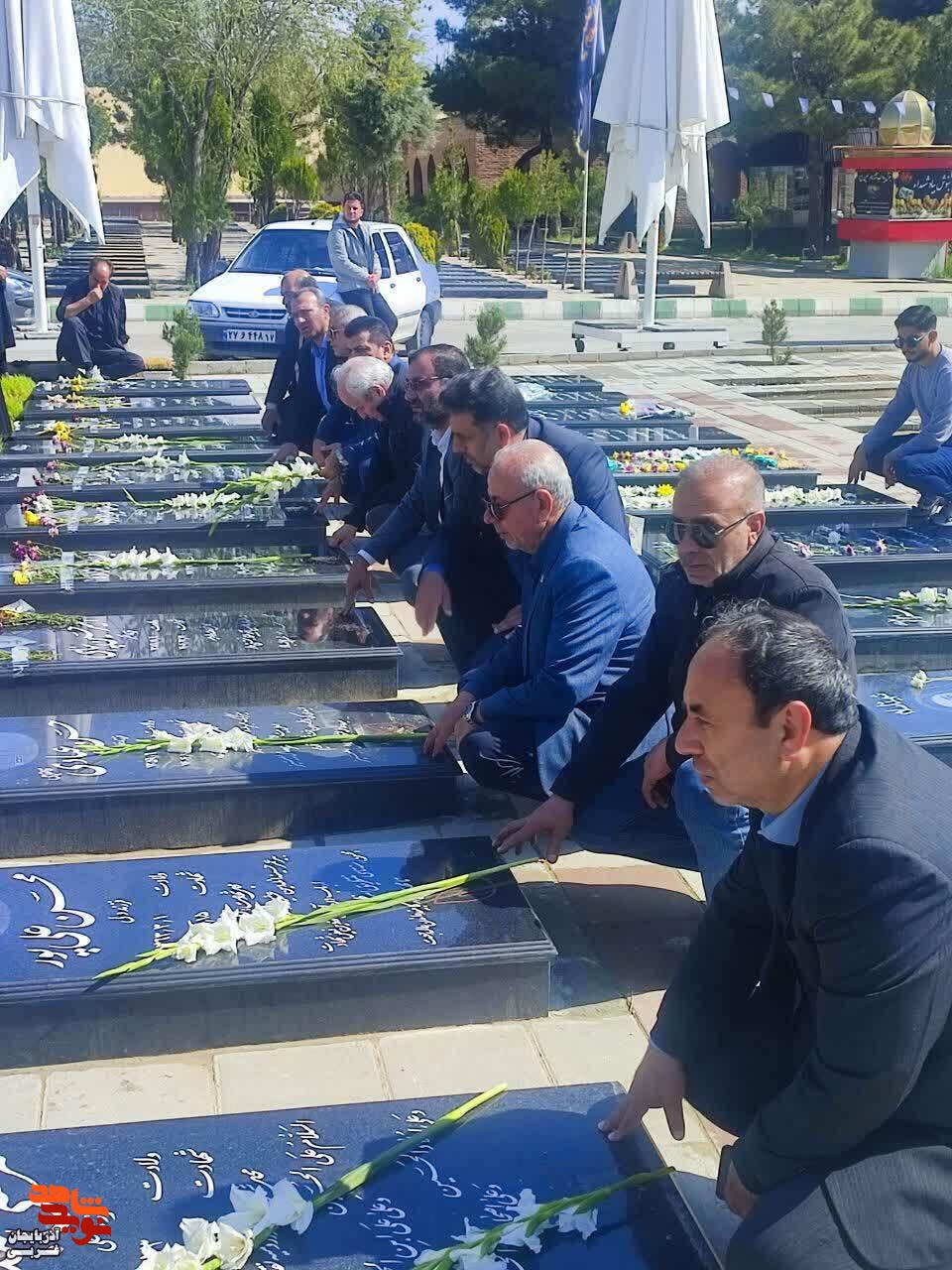 تجدید میثاق مدیرکل بنیاد شهید و امورایثارگران آذربایجان غربی و مسئولین استان با آرمانهای شهدا تجدید میثاق مدیرکل بنیاد شهید و امورایثارگران آذربایجان غربی و مسئولین استان با آرمانهای شهدا