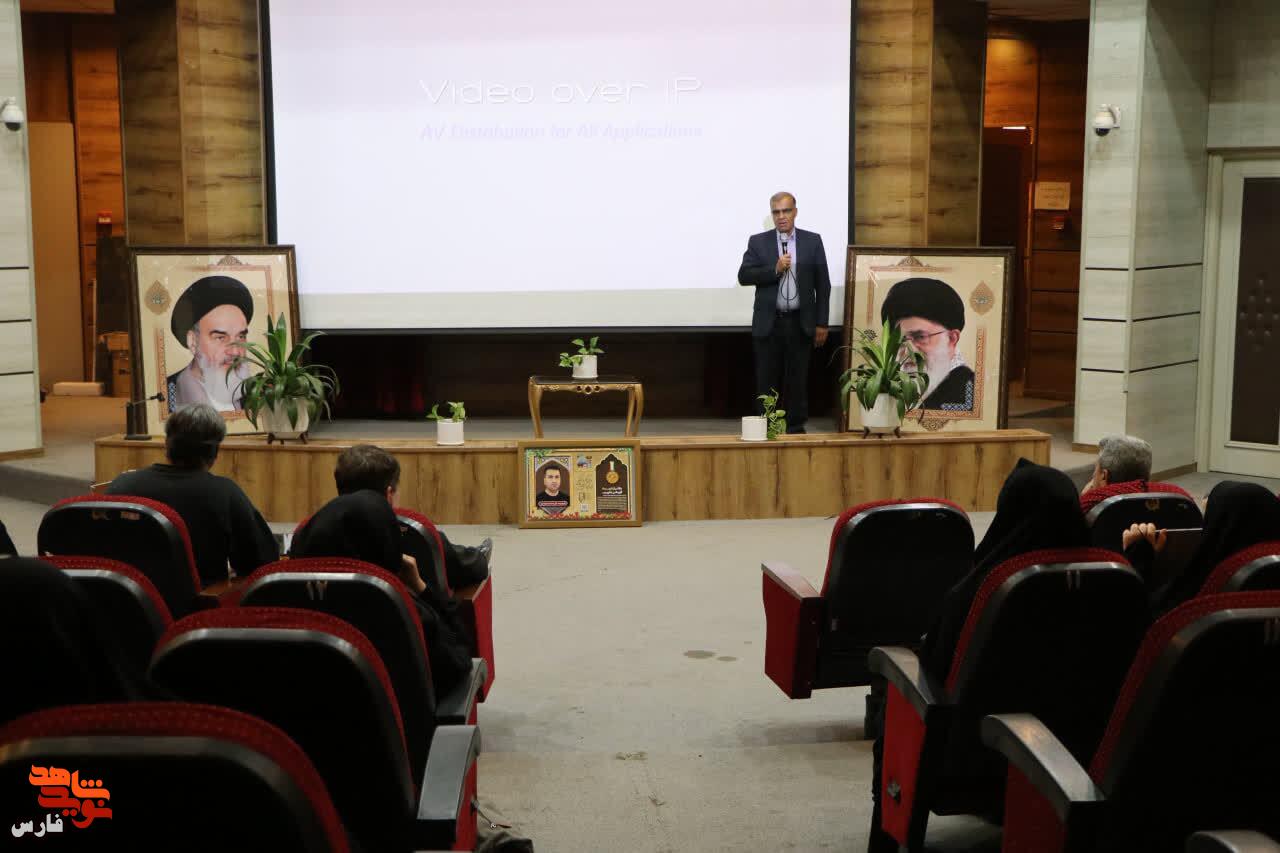 دیدار کاروان «زیر سایه خورشید» با خانواده شهدای جنگ رمضان در شیراز دیدار کاروان «زیر سایه خورشید» با خانواده شهدای جنگ رمضان در شیراز