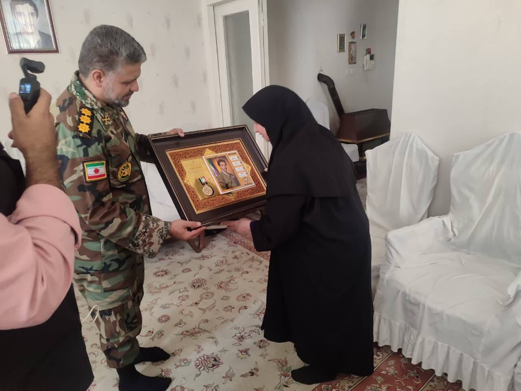 دیدار مسئولان خراسان رضوی با خانواده شهید غریب اسارت و جاویدالاثر سعید قرایی دیدار مسئولان خراسان رضوی با خانواده شهید غریب اسارت و جاویدالاثر سعید قرایی