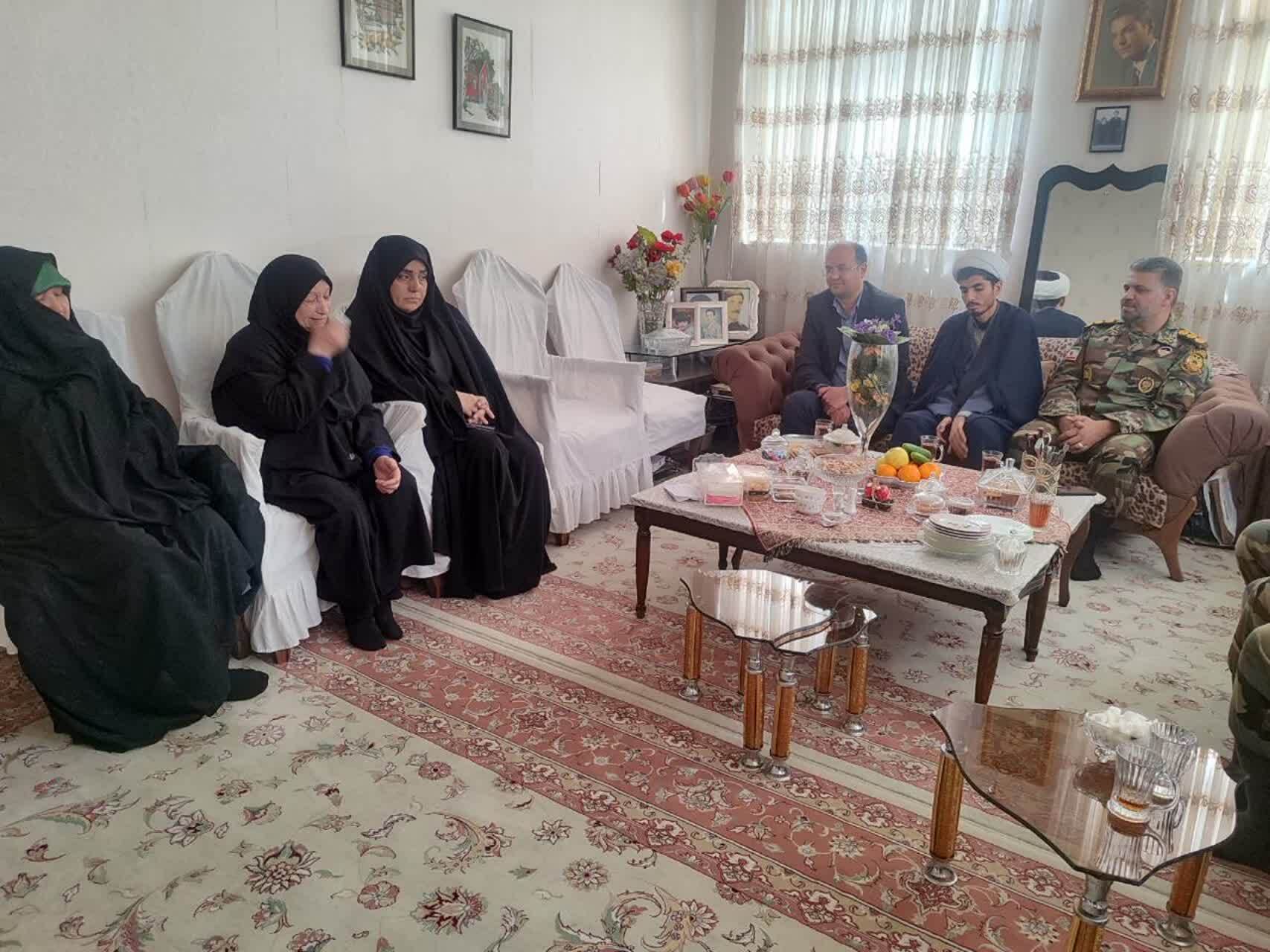 دیدار مسئولان خراسان رضوی با خانواده شهید غریب اسارت و جاویدالاثر سعید قرایی دیدار مسئولان خراسان رضوی با خانواده شهید غریب اسارت و جاویدالاثر سعید قرایی