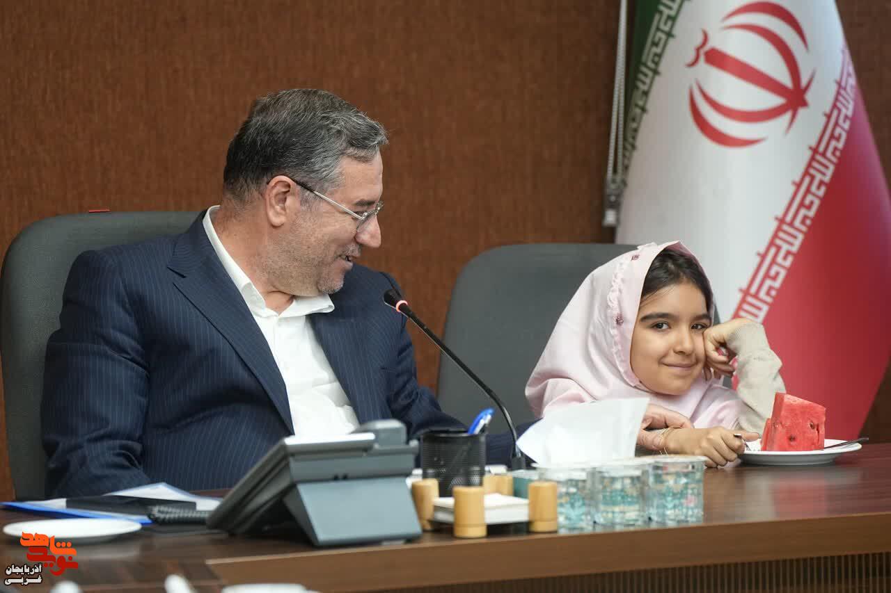برگزاری نشست صمیمی استاندار آذربایجانغربی با خانوادههای معزز شهدای کارگری برگزاری نشست صمیمی استاندار آذربایجانغربی با خانوادههای معزز شهدای کارگری