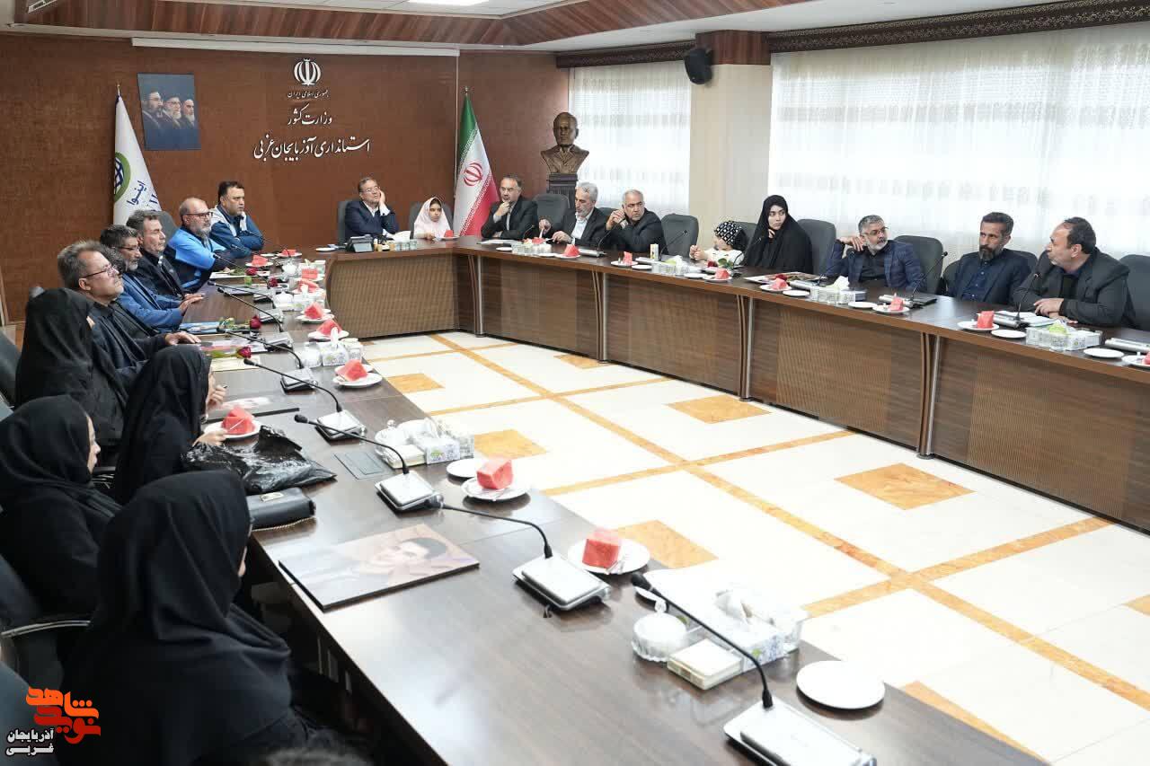 برگزاری نشست صمیمی استاندار آذربایجانغربی با خانوادههای معزز شهدای کارگری برگزاری نشست صمیمی استاندار آذربایجانغربی با خانوادههای معزز شهدای کارگری