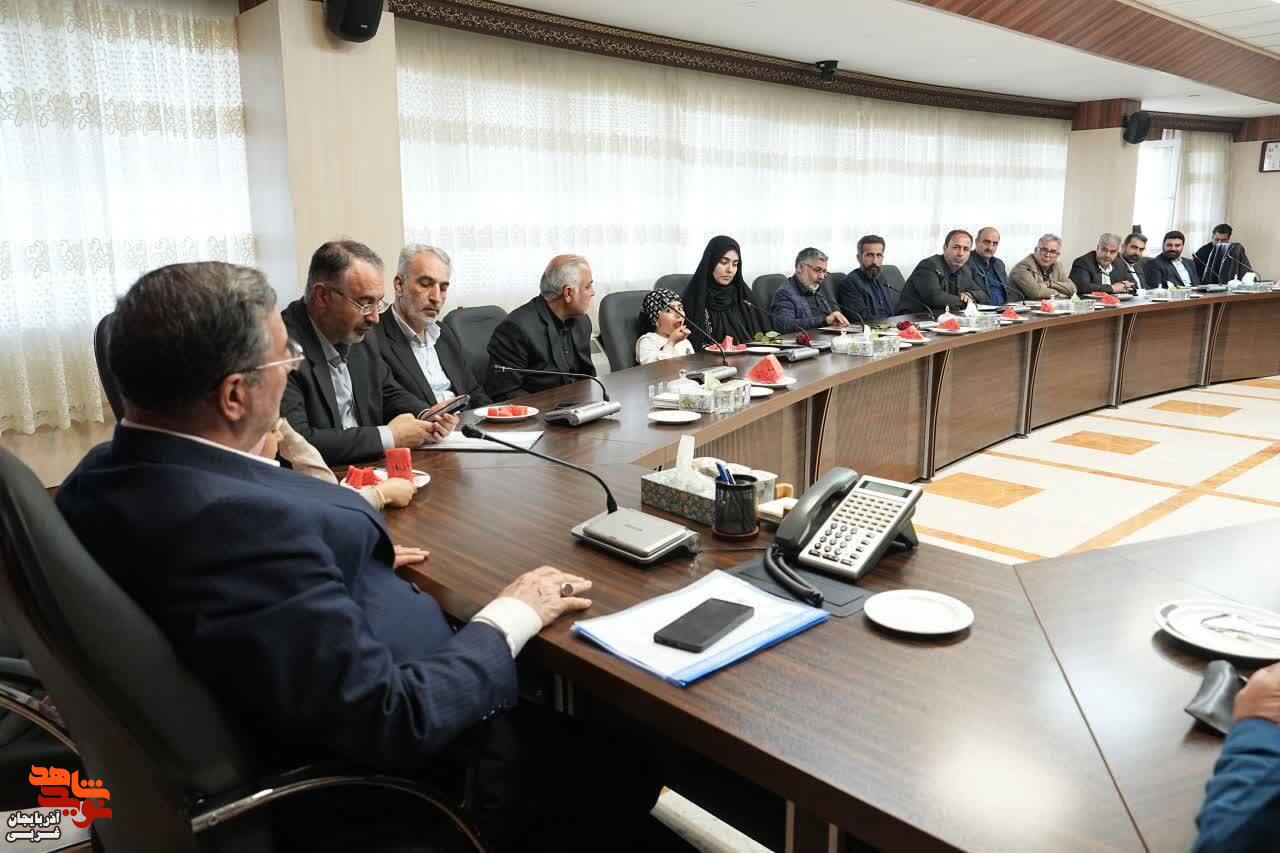 برگزاری نشست صمیمی استاندار آذربایجانغربی با خانوادههای معزز شهدای کارگری برگزاری نشست صمیمی استاندار آذربایجانغربی با خانوادههای معزز شهدای کارگری