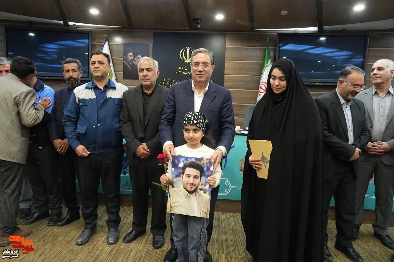 برگزاری نشست صمیمی استاندار آذربایجانغربی با خانوادههای معزز شهدای کارگری برگزاری نشست صمیمی استاندار آذربایجانغربی با خانوادههای معزز شهدای کارگری