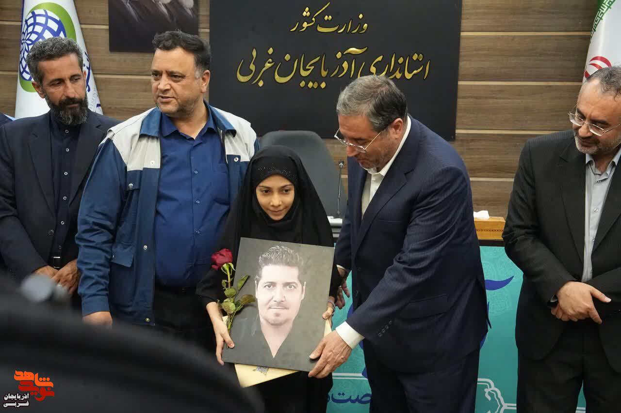 برگزاری نشست صمیمی استاندار آذربایجانغربی با خانوادههای معزز شهدای کارگری برگزاری نشست صمیمی استاندار آذربایجانغربی با خانوادههای معزز شهدای کارگری