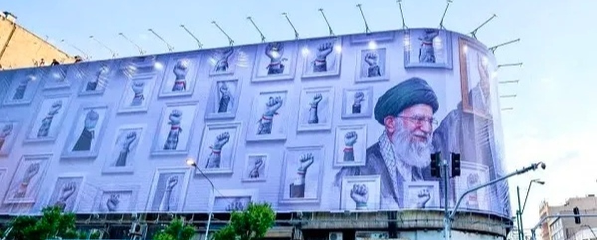 مشت&zwnj;های گره&zwnj;کرده به نشانه پیروزی؛ دیوارنگاره جدید جمهوری رونمایی شد