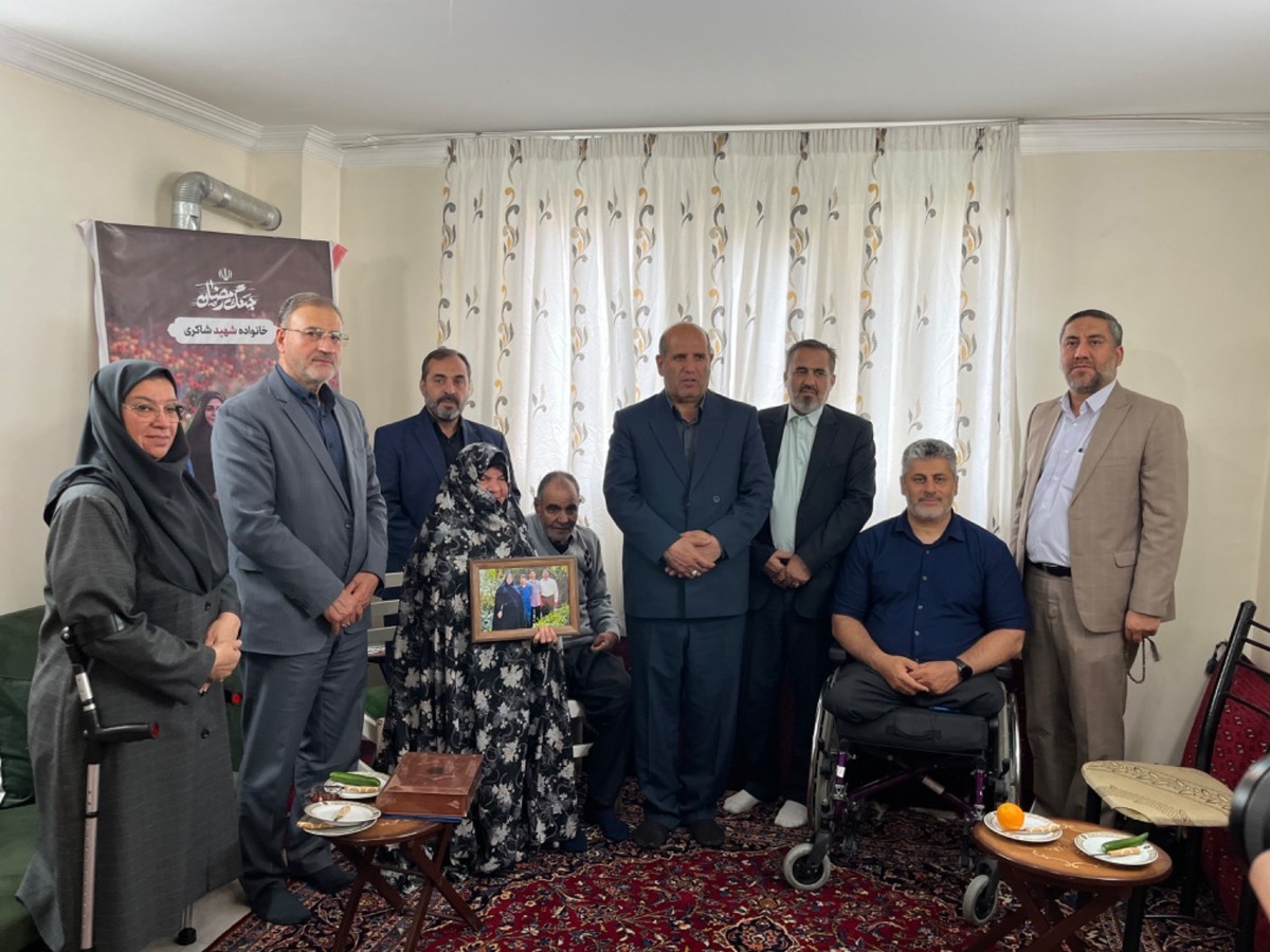 دیدار معاون فرهنگی و آموزشی بنیاد شهید و امورایثارگران با خانواده چهار شهید جنگ رمضان/ تصاویر
