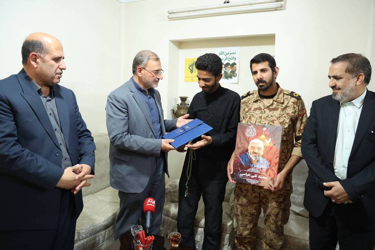 دیدار دکتر یعقوب سلیمانی با خانواده شهید «محمدتقی عباسی»/ تصاویر