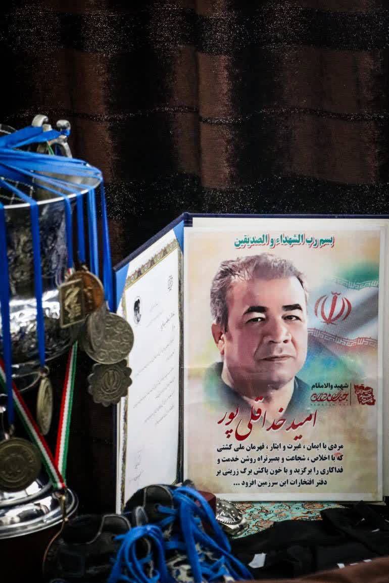 تجلیل هیئت کشتی تهران از چهارمین شهید کشتی گیر پایتخت در تجاوز آمریکا/ دیدار باخانواده شهید امید خداقلی پور تجلیل هیئت کشتی تهران از چهارمین شهید کشتی گیر پایتخت در تجاوز آمریکا/ دیدار باخانواده شهید امید خداقلی پور