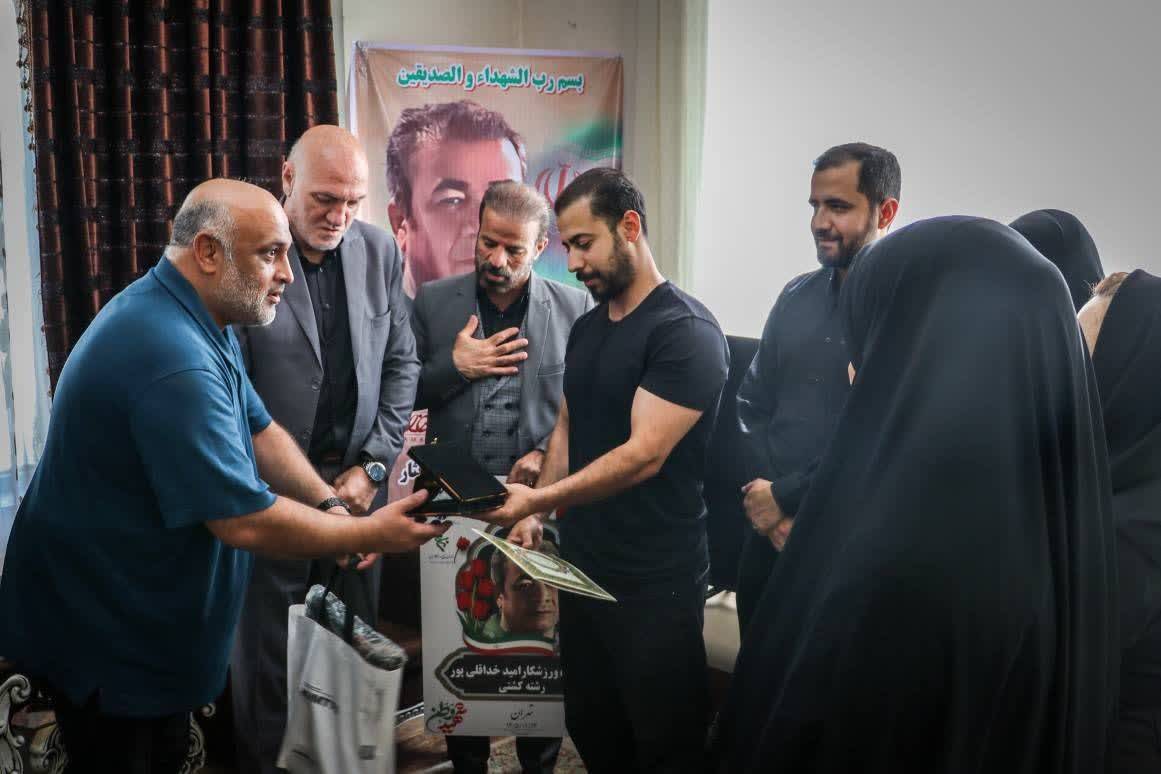 تجلیل هیئت کشتی تهران از چهارمین شهید کشتی گیر پایتخت در تجاوز آمریکا/ دیدار باخانواده شهید امید خداقلی پور تجلیل هیئت کشتی تهران از چهارمین شهید کشتی گیر پایتخت در تجاوز آمریکا/ دیدار باخانواده شهید امید خداقلی پور