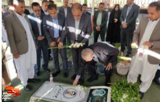 غبارروبی و عطرافشانی مزار شهدای زاهدان غبارروبی و عطرافشانی مزار شهدای زاهدان