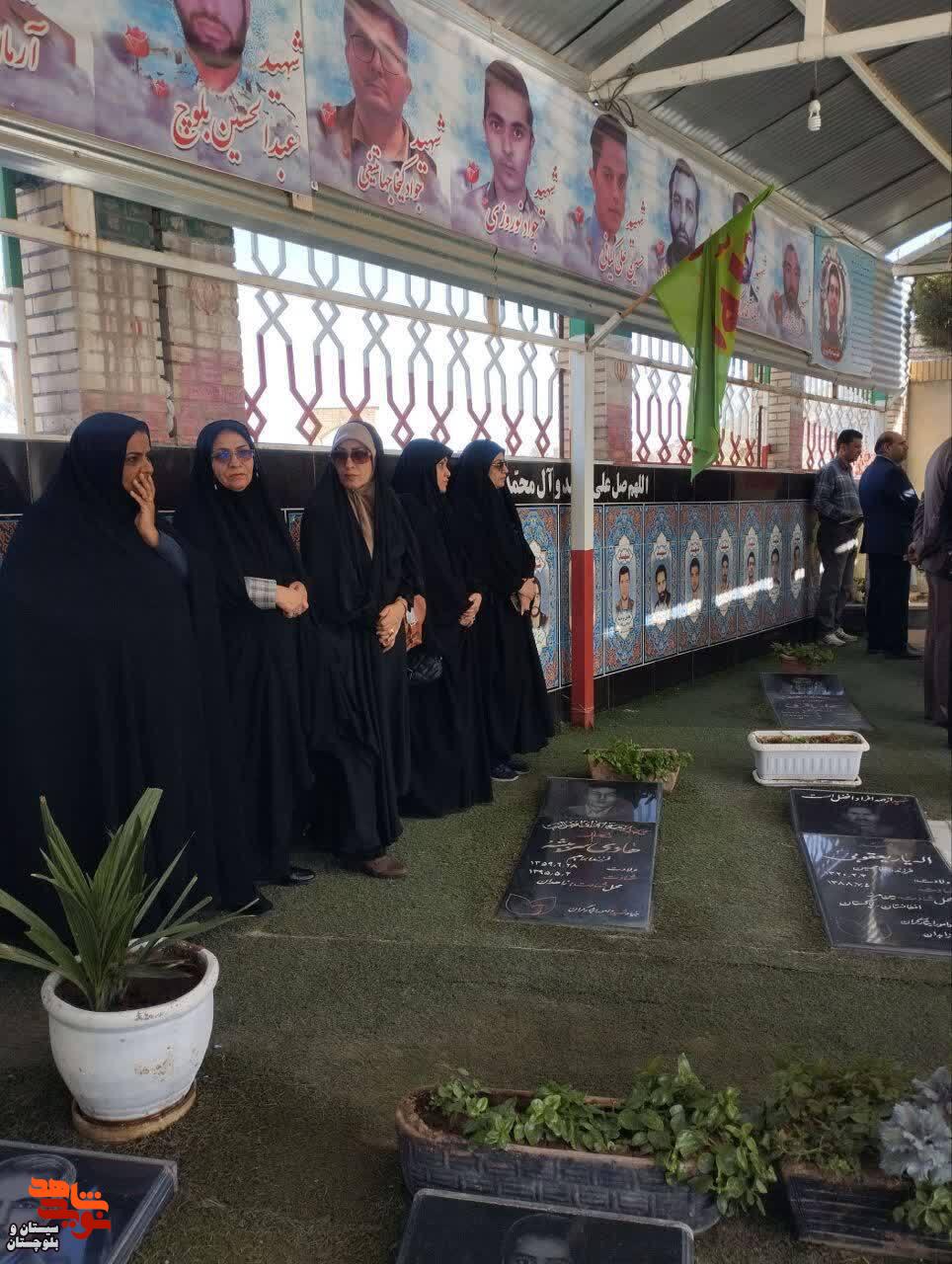 غبارروبی و عطرافشانی مزار شهدای زاهدان غبارروبی و عطرافشانی مزار شهدای زاهدان