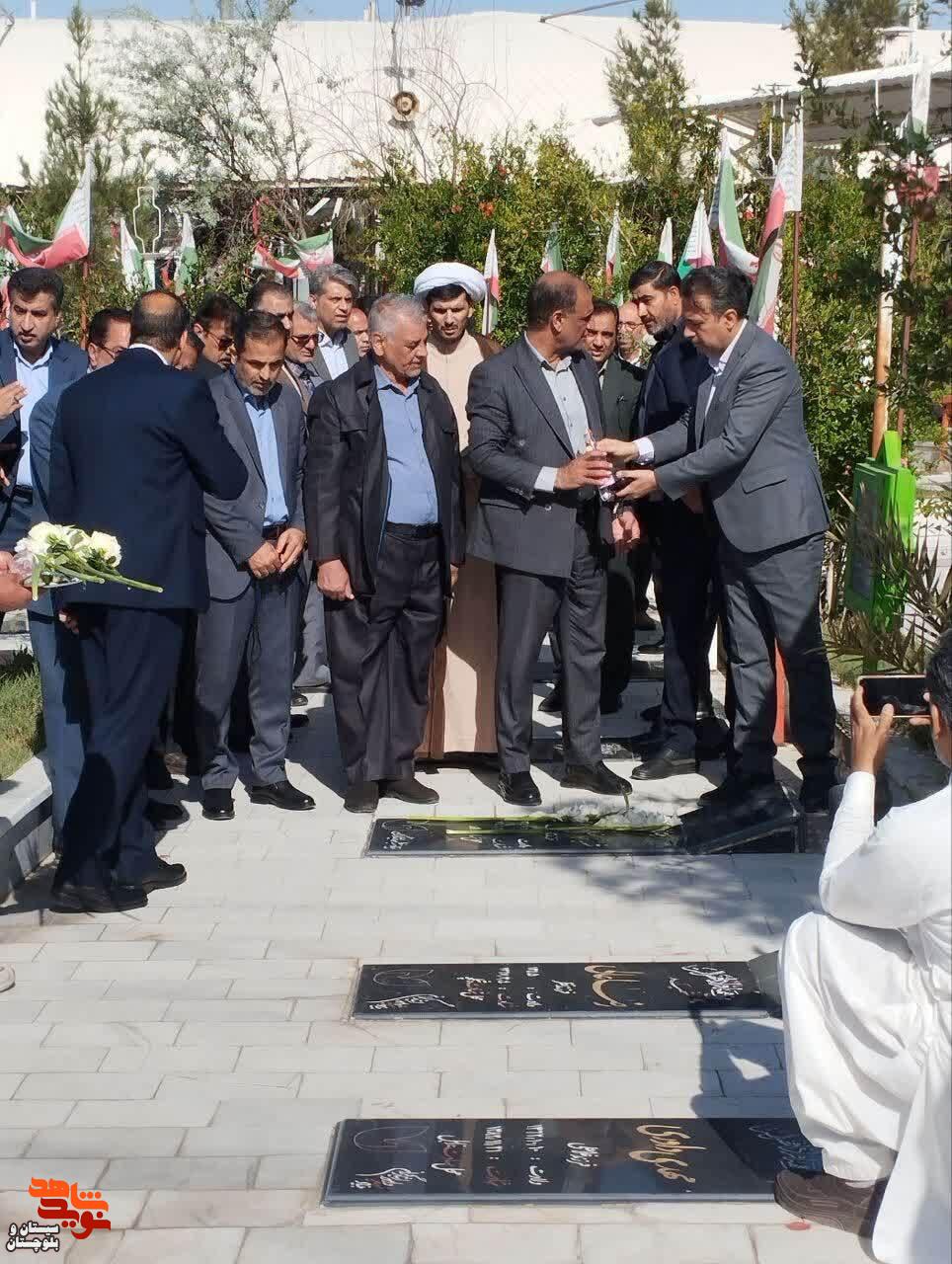 غبارروبی و عطرافشانی مزار شهدای زاهدان غبارروبی و عطرافشانی مزار شهدای زاهدان