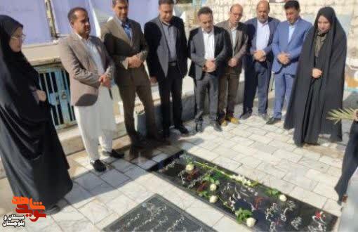 غبارروبی و عطرافشانی مزار شهدای زاهدان غبارروبی و عطرافشانی مزار شهدای زاهدان