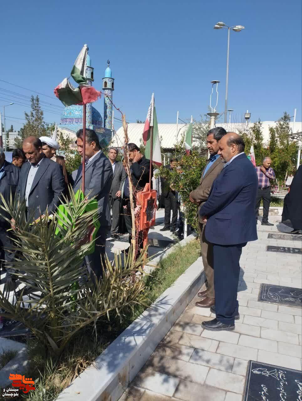 غبارروبی و عطرافشانی مزار شهدای زاهدان غبارروبی و عطرافشانی مزار شهدای زاهدان