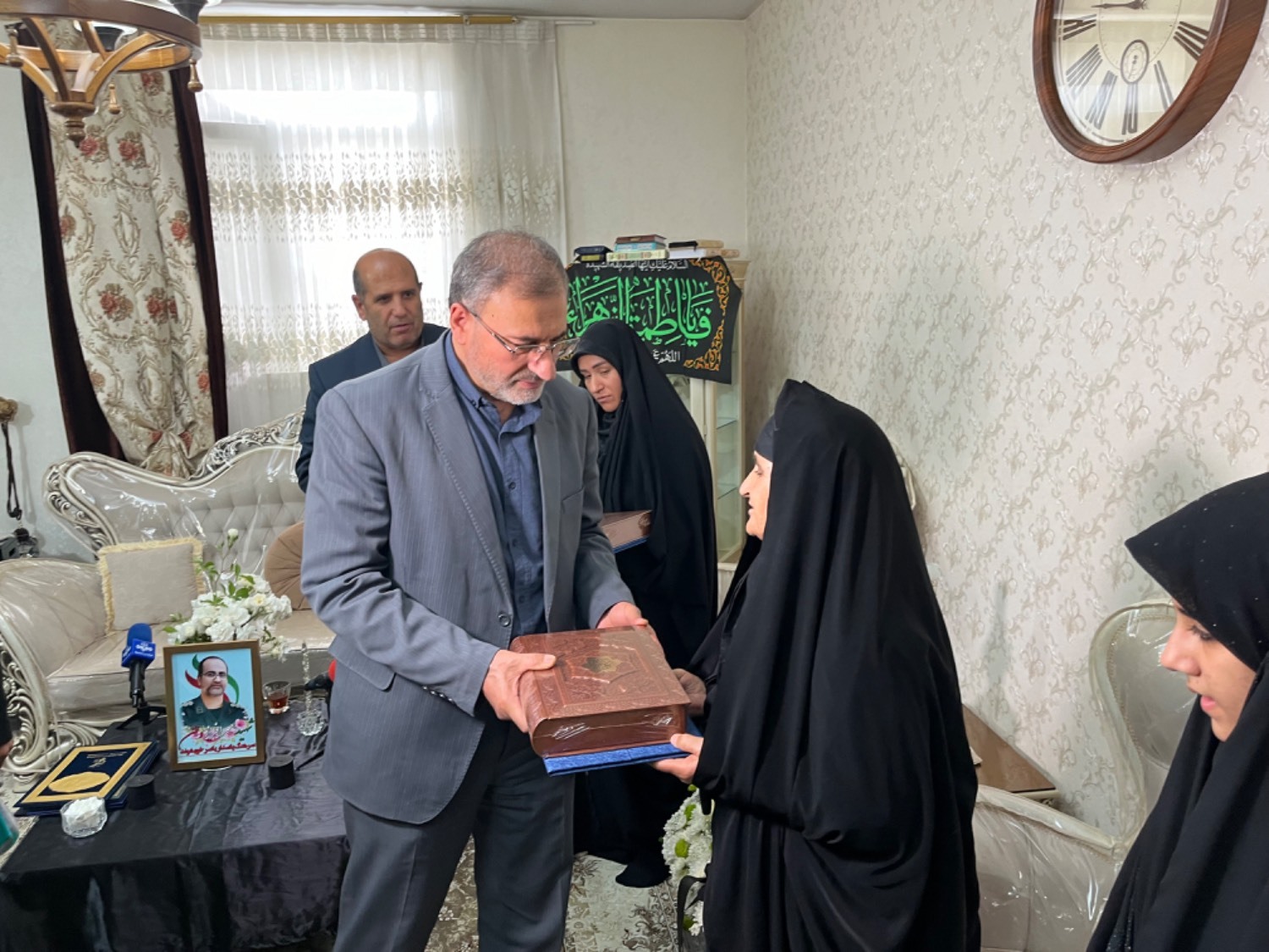 شهدا سند اصالت انقلاب و الگوی ماندگار آیندگان هستند شهدا سند اصالت انقلاب و الگوی ماندگار آیندگان هستند