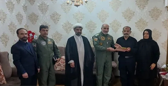 تکریم فرمانده هوانیروز آجا از خانواده شهدای جنگ رمضان در خوزستان تکریم فرمانده هوانیروز آجا از خانواده شهدای جنگ رمضان در خوزستان