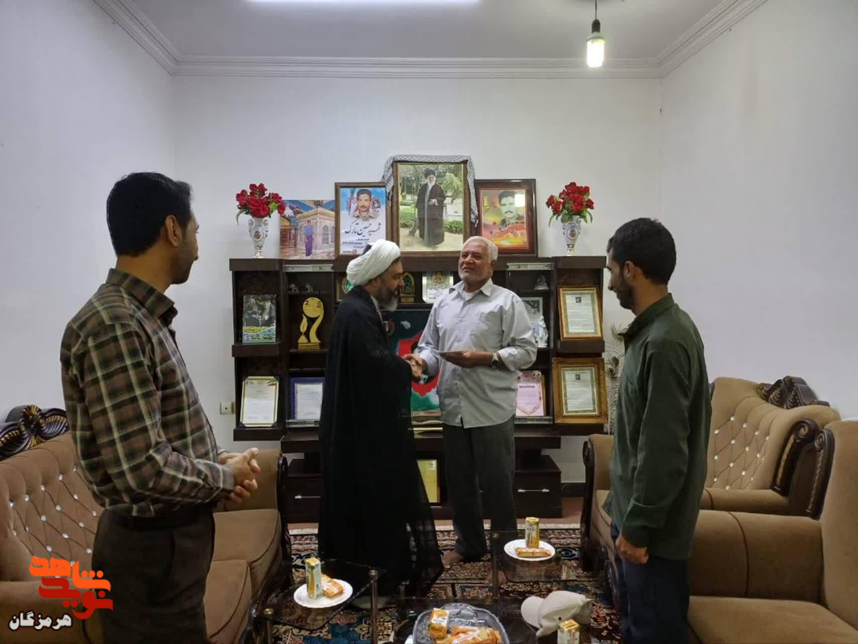 دیدار مسئولان سپاه قشم با خانواده شهید «حسین تارک» دیدار مسئولان سپاه قشم با خانواده شهید «حسین تارک»