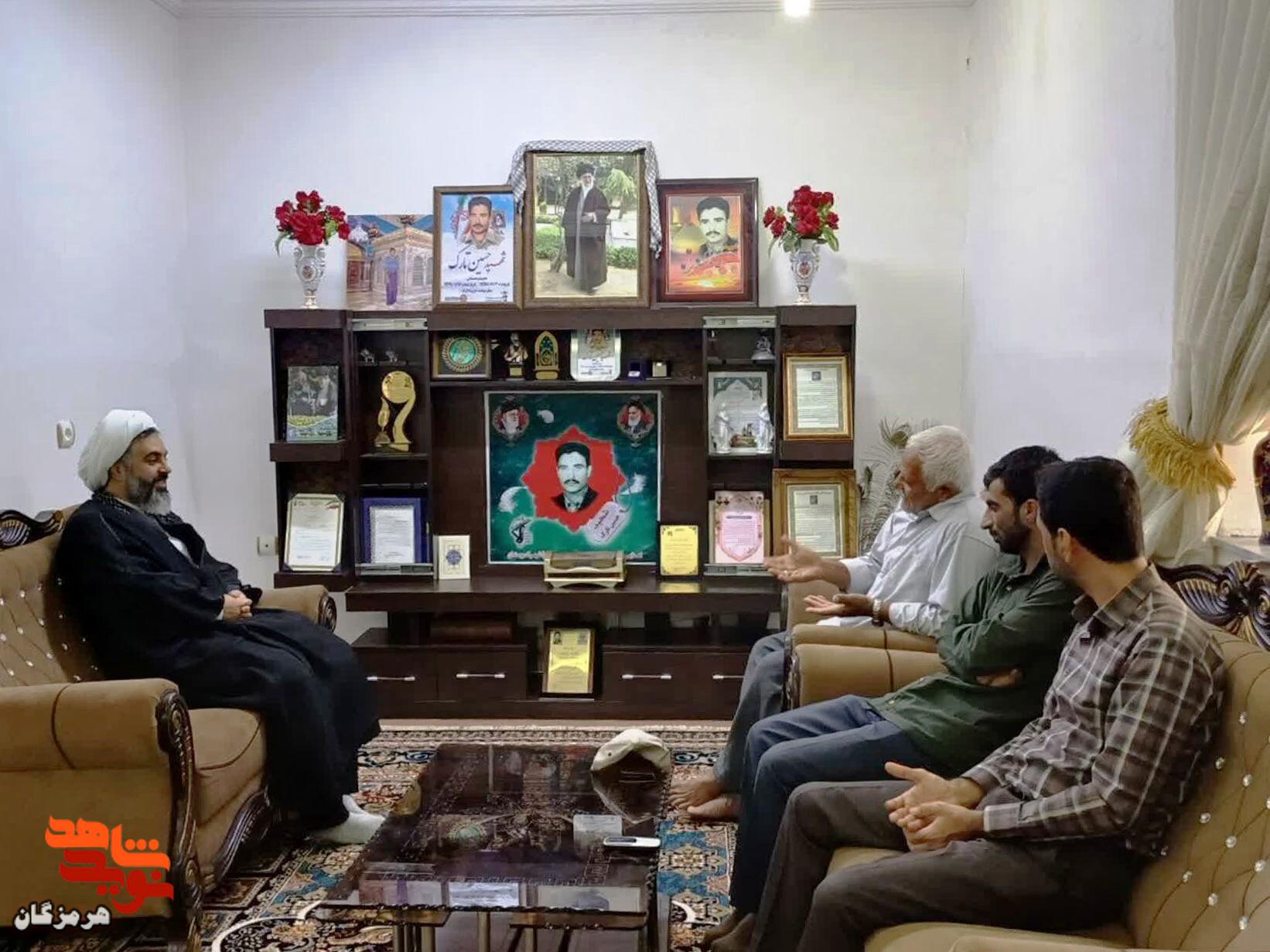 دیدار مسئولان سپاه قشم با خانواده شهید «حسین تارک» دیدار مسئولان سپاه قشم با خانواده شهید «حسین تارک»
