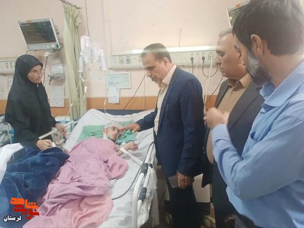 عیادت مسئولان بنیاد شهید لرستان از دانشآموز مجروح جنگ رمضان عیادت مسئولان بنیاد شهید لرستان از دانشآموز مجروح جنگ رمضان