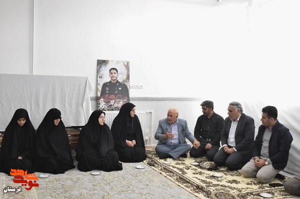 دیدار مدیرکل بنیاد شهید لرستان با خانواده خلبان شهید «محمد امینی پور»